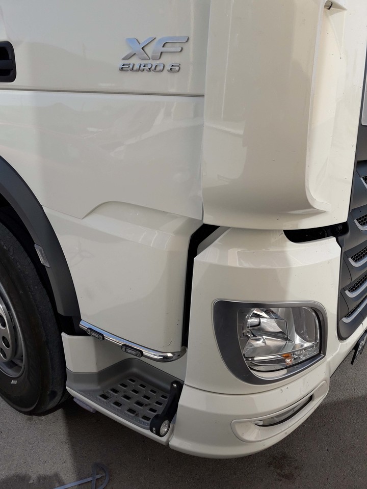 Truckdanet LKW-Zubehör aus Edelstahl für LKW-Serie XF106 Euro 6, Türpfosten  mit XF-Dekoration