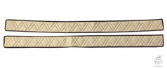 Beiges Sitzsockelset mit brauner Umrandung und gestepptem Trapezmuster.