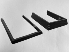 Beleuchtete Sitzsockelverkleidung in niedriger Ausf�hrung auf der Fahrerseite und hoher Ausf�hrung auf der Beifahrerseite.