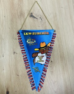 Blauer Wimpel "Berg" mit gelbem "LKW-ZUBEHR", Bren-Motiv mit dem Schriftzug "Ein Stck Heimat fr Unterwegs". Mit rot/blau/weien Fransen.