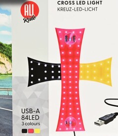 Kreuzfrmige LED-Innenleuchte in Schwarz, Rot und Gelb, die eine Lnderflagge darstellt, mit vielen LEDs und USB-A-Anschluss.