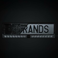 Schwarzer Kennzeichenhalter mit integrierter LED-Leiste und teilweise eingesetztem Kennzeichen mit "STRANDS".