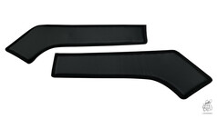 Paar schwarze Sitzsockel aus Kunstleder mit glatter Oberflche und schwarzer Umrandung.