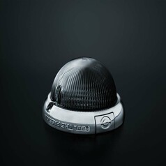 Strands IZE LED Innenbeleuchtung "Wassermelone" mit Chromring, dunkler, gerippter Linse und seitlichem Knopf.