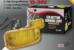 Gelbe DTS LED Tagfahrleuchten vom Typ Schwedenleuchte mit Montage und Kabeln. Die Leuchten haben geriffelte Glser.