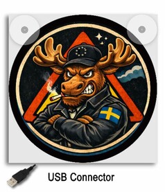 Leuchtkasten mit Motiv Angry Moose in schwarz, braun, orange und gelb. USB-Anschluss abgebildet.