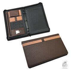 Braune Kunstleder-Fahrermappe mit mehreren F�chern und Rei�verschluss.