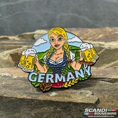 Emaille-Pin "Scandi Pin Wiesn Madl" mit blondem Madl, Bierkr�gen und Brezel.