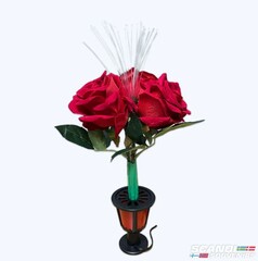 Rote Rosen mit integrierter wei�er LED-Beleuchtung und Zigarettenanz�nderstecker.