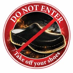 Runder Aufkleber mit schwarzem Clog und rotem Verbotsschild. Text: "Do not enter".