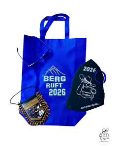 Blaues Memory-Set mit Berg Ruft 2026 Logo, Sonnenbrille, Schiefertafel und Fan-T�schchen.