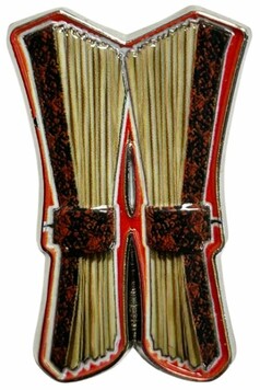 DTS PIN Rundumgardine Pl�sch rot: goldene Gardinen mit roten und braunen Akzenten.