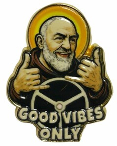 Pin mit Padre Pio am Lenkrad, goldener Rand, Schriftzug "GOOD VIBES ONLY".