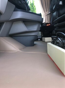Beleuchtete Sitzsockelverkleidung Holz mit LED passend für Scania New Generation R+S Klappstuhl