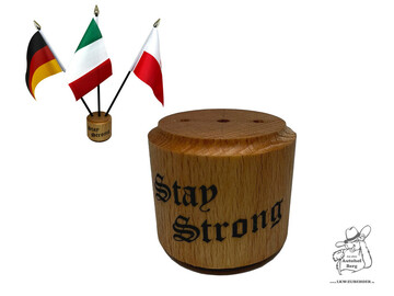Flaggenständer für 3 Flaggen aus Holz <br />
"Stay Strong"