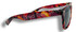 Sonnenbrille mit rot-orange-schwarz gemustertem Rahmen und dunklen Glsern.