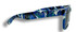 Sonnenbrille mit blau-schwarz-weiem, gemustertem Rahmen und dunklen Glsern.