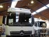 Wei�er Mercedes Actros LKW mit flachem, unbeschriftetem Transparent auf dem Dach.
