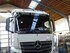Wei�er Mercedes-Benz Actros LKW mit montiertem, flachem, schwarzem Transparent �ber der Windschutzscheibe.