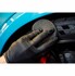 Hand mit schwarzem Handschuh tr�gt Nuke Guys Reifengel mit Applikator auf Reifen auf.