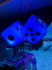 Zwei leuchtende blaue LED-W�rfel h�ngen nebeneinander.