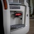 Arbeitsscheinwerferleiste mit rotem Positionslicht, montiert an einem wei�en LKW.