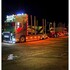 Modifizierter LKW mit vielen orangefarbenen Positionslichtern und wei�er Beleuchtung.