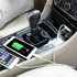 USB-Ladeger�t mit mehreren USB-Anschl�ssen l�dt zwei Smartphones im Auto.