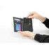 Schwarze OptiTag Slim Card mit "OptiTag" und "Apple Find My" Logo wird in ein Portemonnaie gelegt.