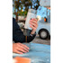 Eine Hand h�lt eine wei�e Cafyn Flow Kaffeemaschine, die Kaffee in eine graue Tasse ausgie�t.