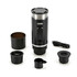 Schwarze, tragbare Kaffeemaschine mit Zubeh�r: Becher, Kapseladapter, Kapselhalter, L�ffel und USB-C-Kabel.