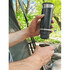 Tragbare Kaffeemaschine br�ht Espresso in eine Tasse. Kompakt und aufladbar.